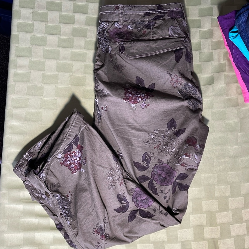 Democracy Olive Green Floral Cropped Pants - Picture 2 of 14